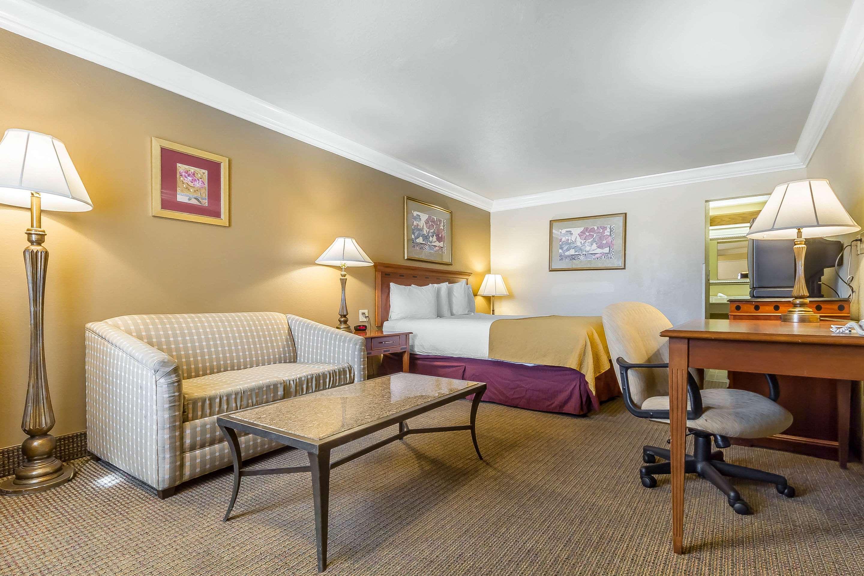 Quality Inn & Suites Вакавил Екстериор снимка